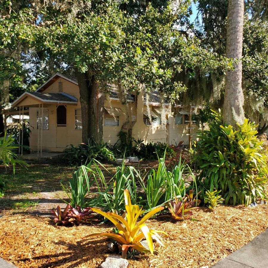 1 Beige Cozy Bungalow Or 1 White Cozy Efficiency Cottage In Titusville Exterior photo