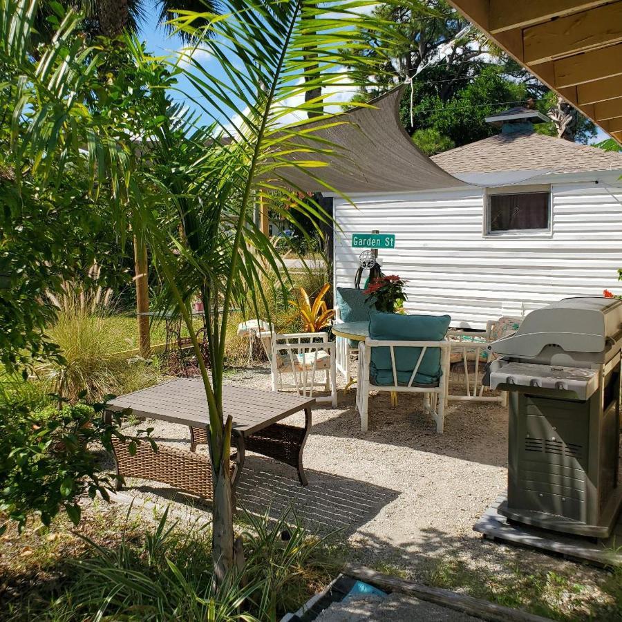1 Beige Cozy Bungalow Or 1 White Cozy Efficiency Cottage In Titusville Exterior photo