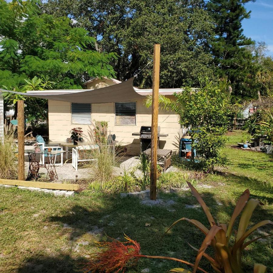 1 Beige Cozy Bungalow Or 1 White Cozy Efficiency Cottage In Titusville Exterior photo