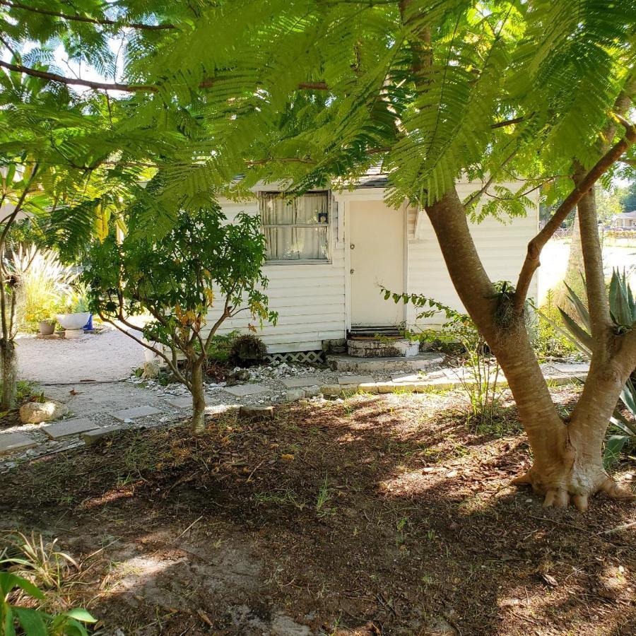 1 Beige Cozy Bungalow Or 1 White Cozy Efficiency Cottage In Titusville Exterior photo