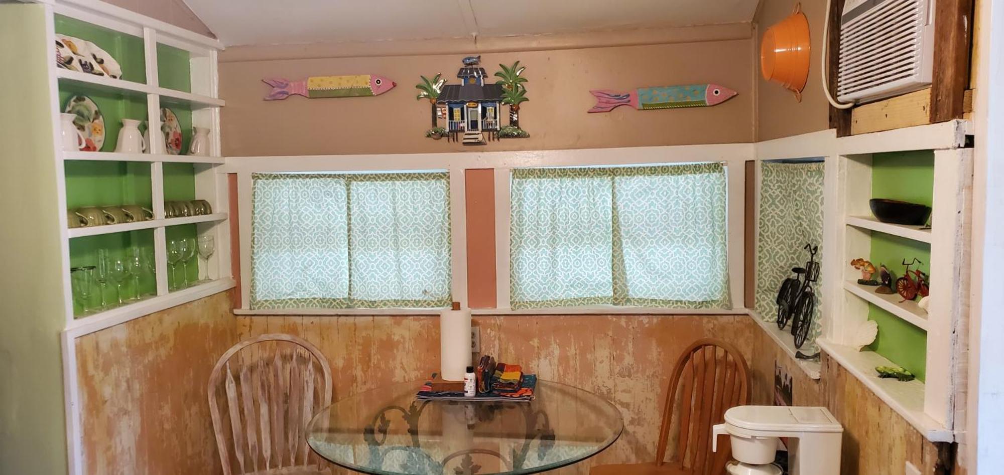 1 Beige Cozy Bungalow Or 1 White Cozy Efficiency Cottage In Titusville Room photo