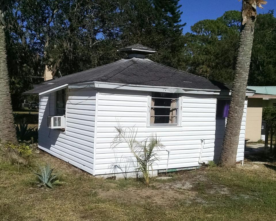 1 Beige Cozy Bungalow Or 1 White Cozy Efficiency Cottage In Titusville Exterior photo