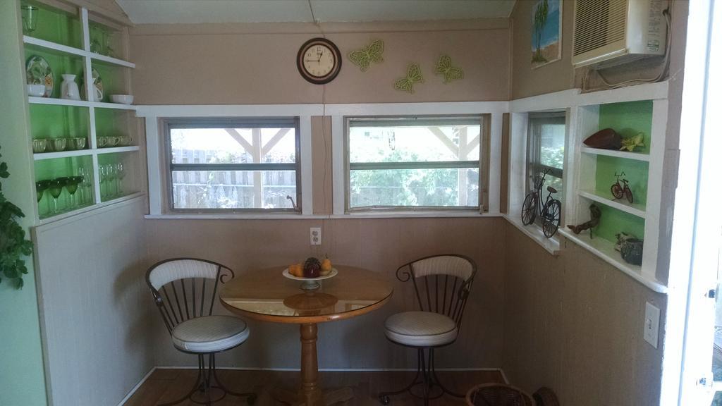 1 Beige Cozy Bungalow Or 1 White Cozy Efficiency Cottage In Titusville Exterior photo