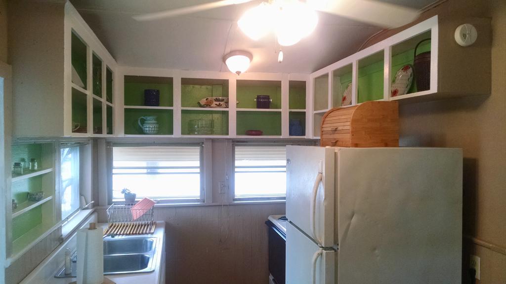 1 Beige Cozy Bungalow Or 1 White Cozy Efficiency Cottage In Titusville Exterior photo