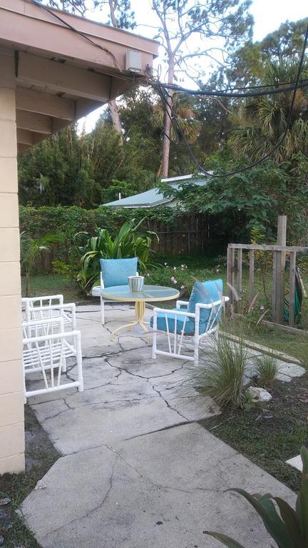 1 Beige Cozy Bungalow Or 1 White Cozy Efficiency Cottage In Titusville Exterior photo