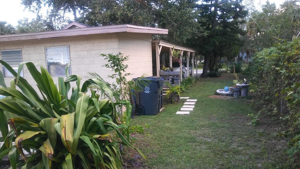 1 Beige Cozy Bungalow Or 1 White Cozy Efficiency Cottage In Titusville Exterior photo